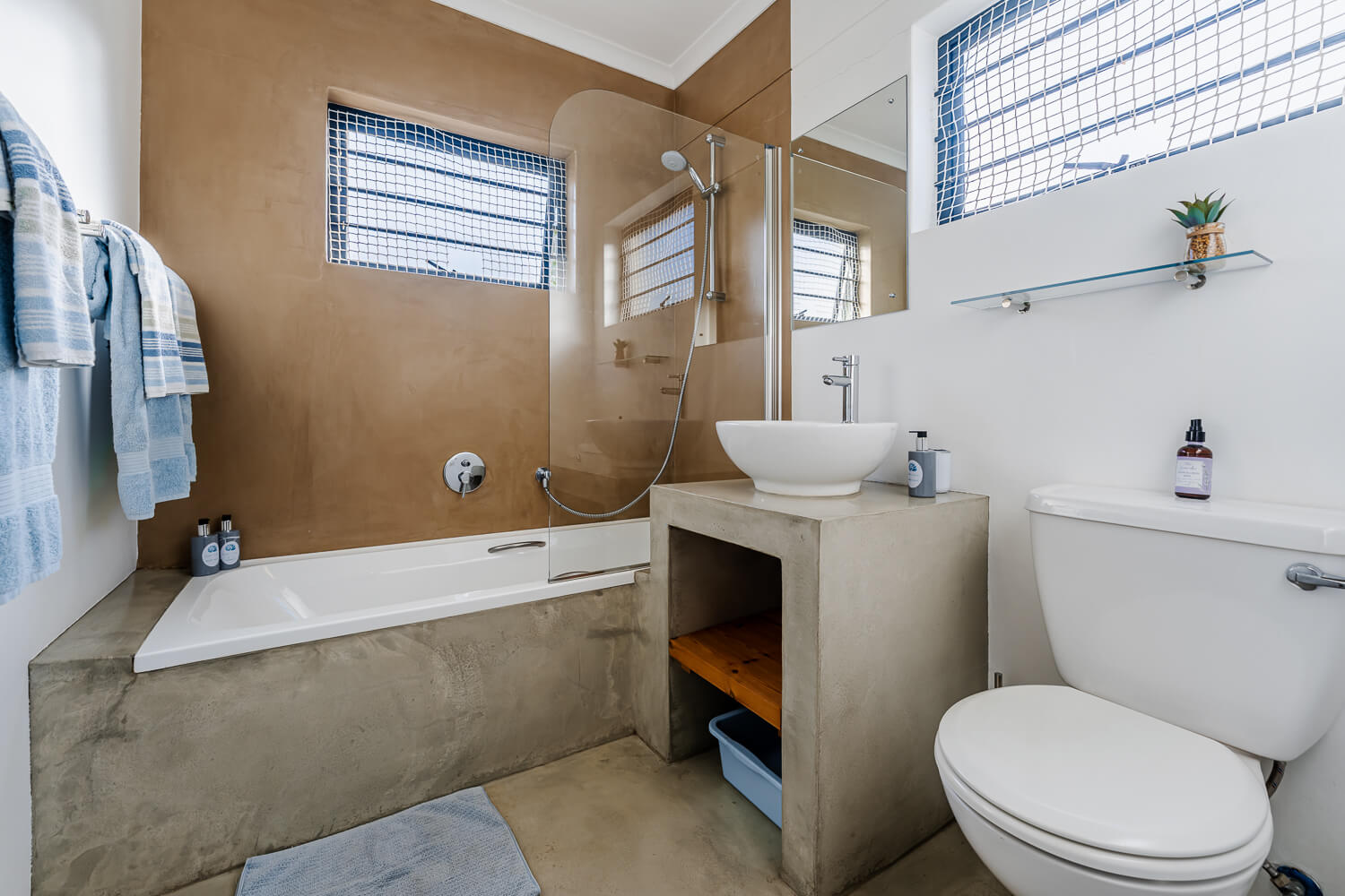 bathroom with tub